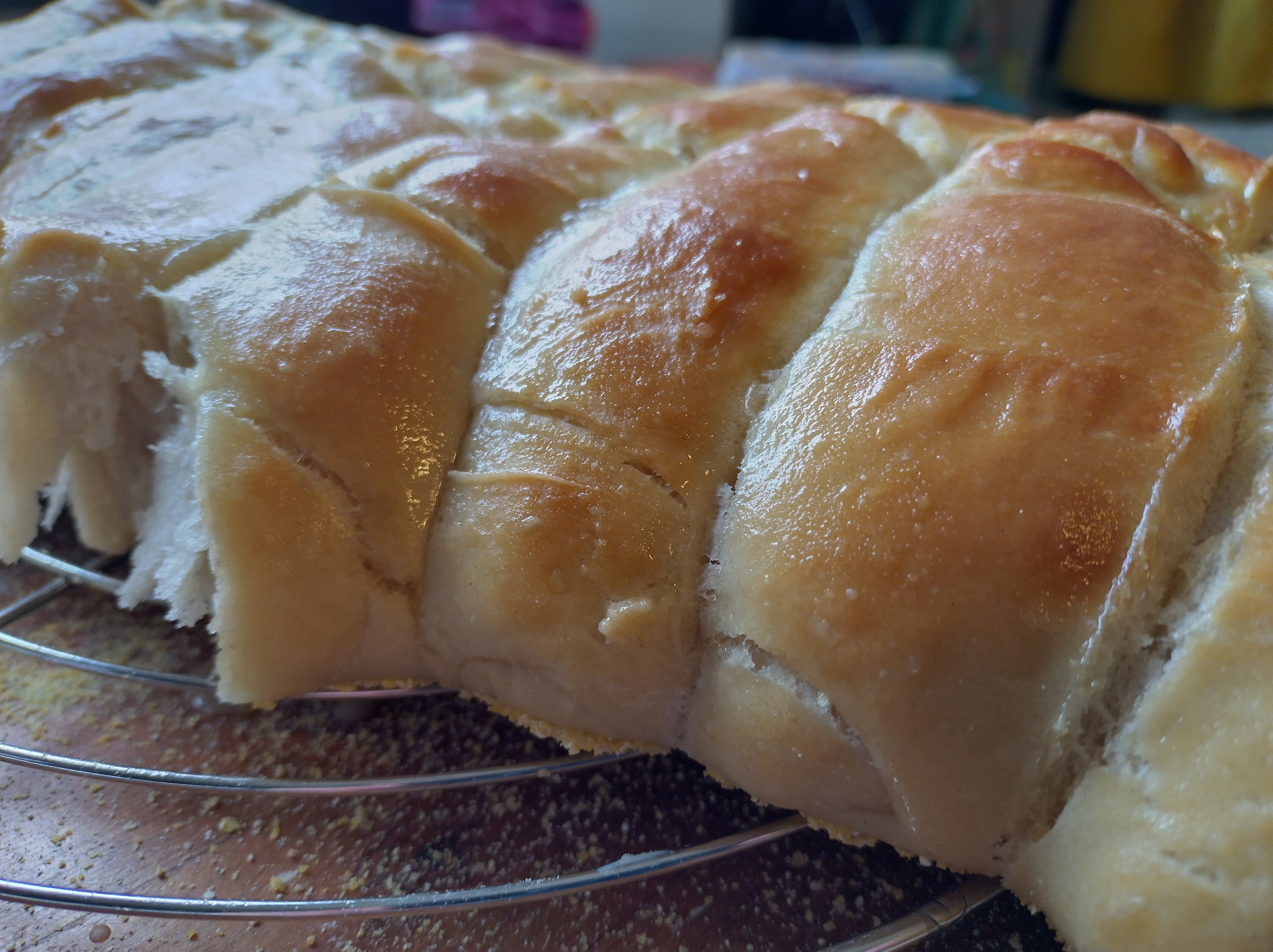 Frisch gebackene, knusprig glänzende Abreisbrötchen auf Gitter 